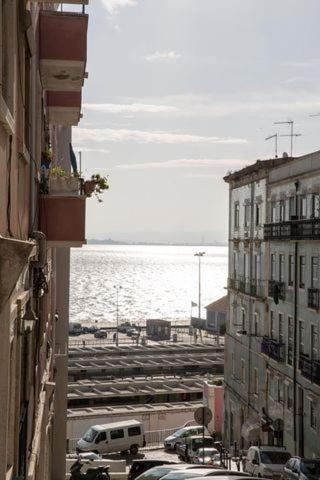 Industrial Loft In Front Of Santa Apolonia Apartment *